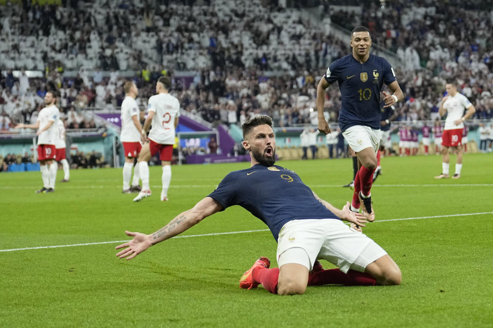 Olivier Giroud celebra tras anotar el primer de Francia ante Polonia durante el partido por los octavos de final del Mundial, el domingo 4 de diciembre de 2022, en Doha, Qatar. (AP Foto/Ebrahim Noroozi)