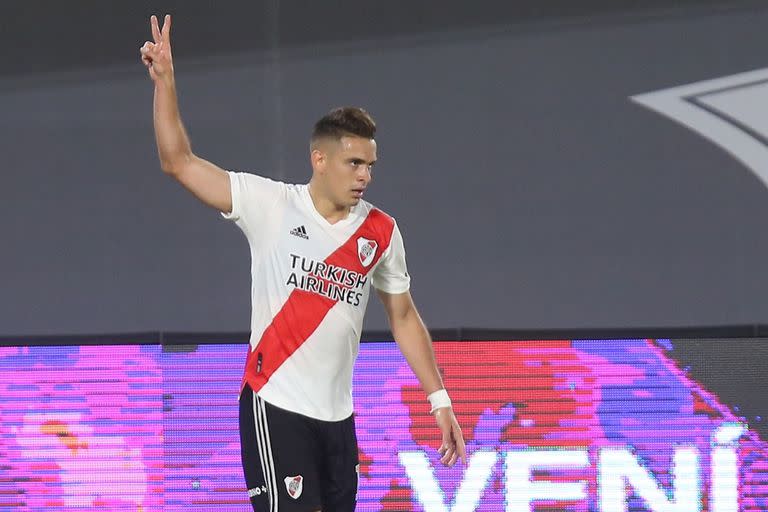 Rafael Santos Borré festeja el primer go del partido que disputan River Plate y Rosario Central.