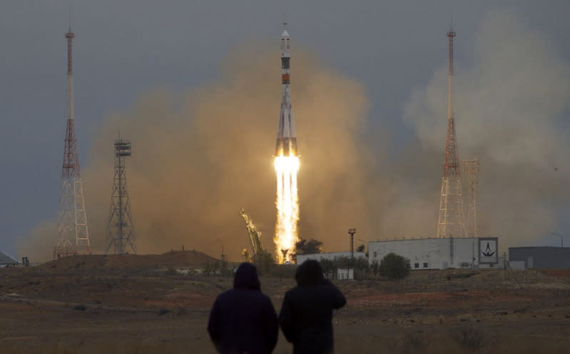 Die Sojus-Rakete transportiert eine neue Crew zur Internationalen Raumstation (ISS). Die russische Rakete startet mit US-Astronaut Shane Kimbrough und den russischen Kosmonauten Sergey Ryzhikov und Andrey Borisenko aus Baikonur in Kasachstan. (Bild: Ivan Sekretarev/AP)