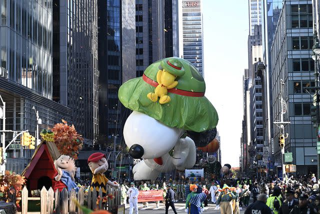 <p>Fatih Aktas/Anadolu via Getty Images</p> Snoopy and his semi-deflated green hat.