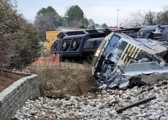 Trem em alta velocidade bate em viga de concreto; acidente impressionante foi registrado em vídeo