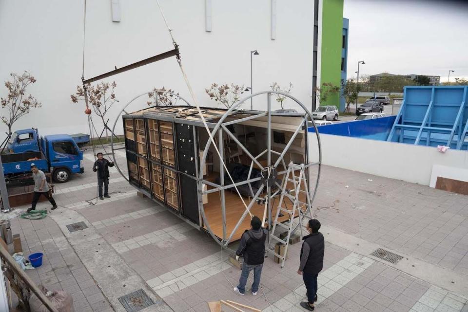 特殊打造的「旋轉房間」運送至「中台灣影視基地」深水池旁準備拍攝。（三乘影像事務所提供）