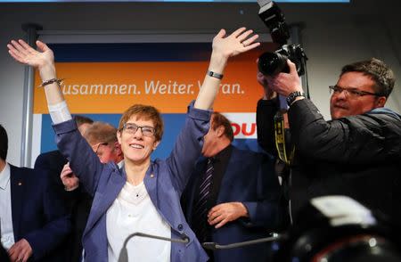 Annegret Kramp-Karrenbauer, ministra-presidenta de Sarre y candidata por el partido Unión Demócrata Cristiana (CDU) de Merkel reacciona al resultado de las elecciones en el estado en Saarbrücken, Alemania. 26 de marzo, 2017. Los conservadores de la canciller Angela Merkel ganaron el domingo una elección regional en el occidental estado de Sarre, propinando un revés a sus rivales del Partido Socialdemócrata y fortaleciendo sus opciones de ganar un cuarto mandato en las elecciones nacionales del 24 de septiembre en Alemania. REUTERS/Kai Pfaffenbach