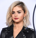 <p>Selena Gomez le dio un vuelco a su apriencia y ahora es una mujer rubia de cabellera corta, como lució en su reciente aparición en los American Music Awards, en Los Ángeles, donde además llevó un sexy atuendo de minifalda y chaqueta en cuero que dividió opiniones/Getty Images </p>