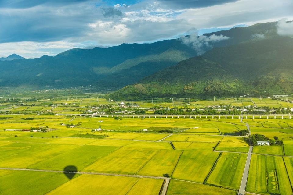 山林綿貫，綠野千里的台東，最適合發展空中旅遊。（台東縣政府提供）