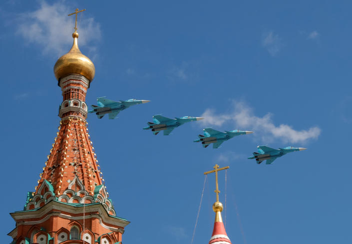 Russian army Su-34 fly in formation 