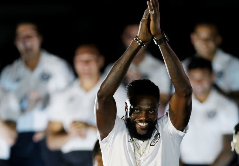 Olimpia presenta a su nuevo fichaje Emmanuel Adebayor