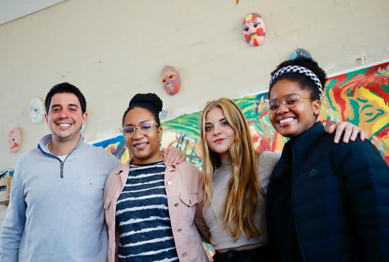 Felipe Paullier, de Uruguay; Shalini Uyaiobong, de Nigeria; Alicia Vedia, de España; y Esihle Makitshi, de Sudáfrica, estuvieron una semana conviviendo con los adolescentes salteños de San Antonio 