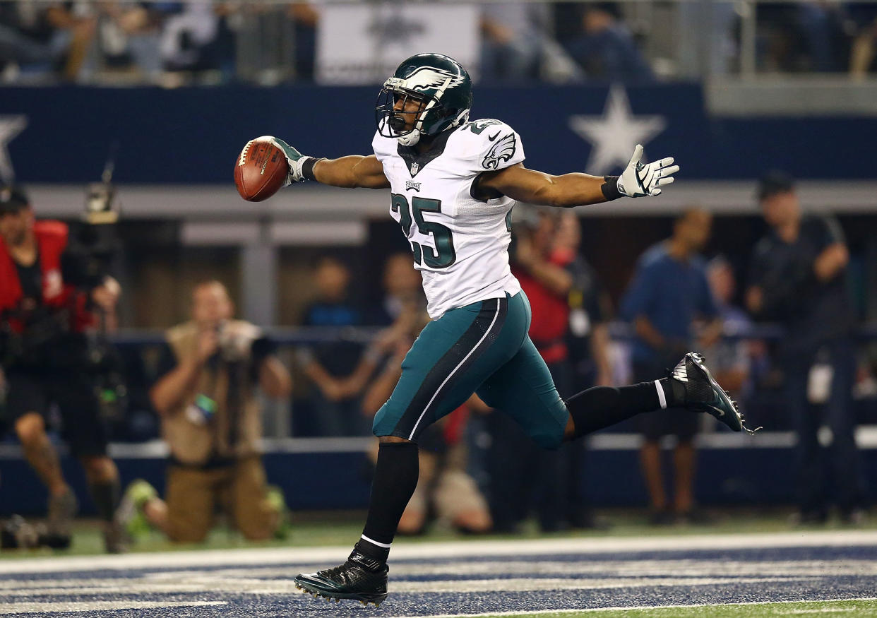 ARLINGTON, TX - NOVEMBER 27:  LeSean McCoy #25 of the Philadelphia Eagles runs for a touchdown against the Dallas Cowboys in the second half at AT&T Stadium on November 27, 2014 in Arlington, Texas.  (Photo by Ronald Martinez/Getty Images)