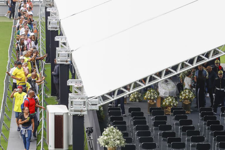 Una de las filas de ingreso a la carpa donde están los restos de Pelé