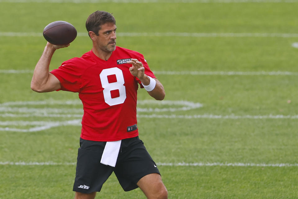 Aaron Rodgers leidt woensdag een training op het trainingskamp van Jets.  (AP Foto/Rich Schultz)