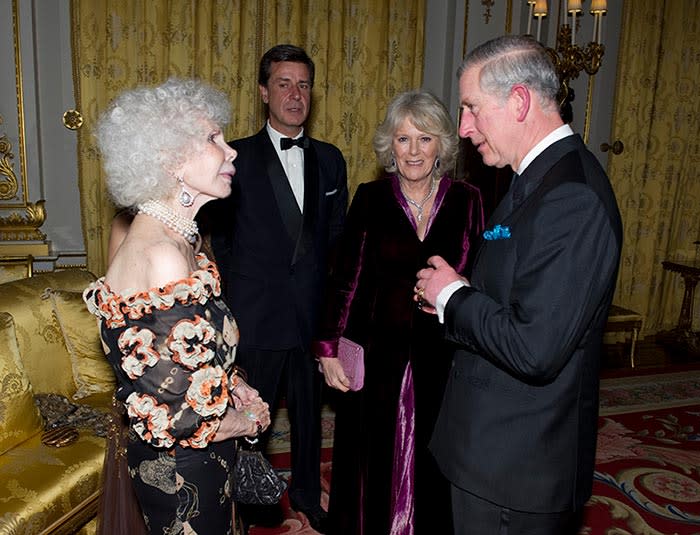 La duquesa de Alba con Carlos de Inglaterra y Camilla Parker Bowles