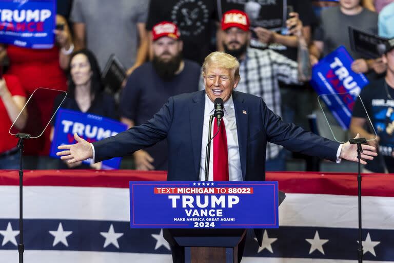 El candidato presidencial republicano, el ex presidente Donald Trump, habla en un acto de campaña, el sábado 20 de julio de 2024, en el Van Andel Arena en Grand Rapids, Michigan (Kaytie Boomer/Saginaw News vía AP).