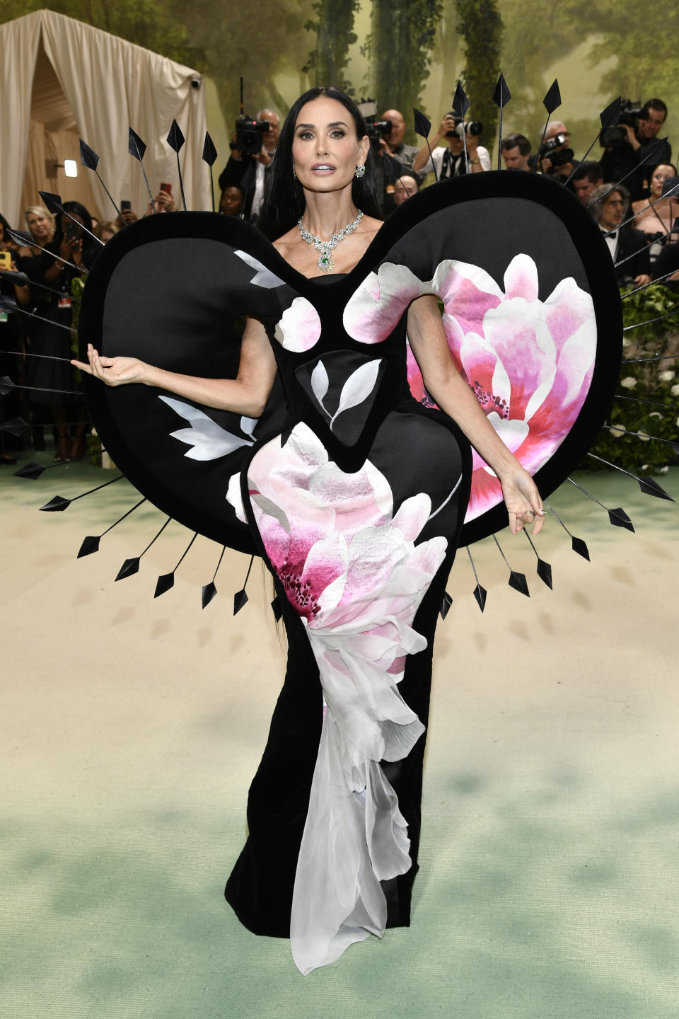 Demi Moore llega a la gala benéfica del Instituto del Vestido del Museo Metropolitano de Arte para celebrar la inauguración de la exposición "Sleeping Beauties: Reawakening Fashion" el lunes 6 de mayo de 2024, en Nueva York. (Foto Evan Agostini/Invision/AP)