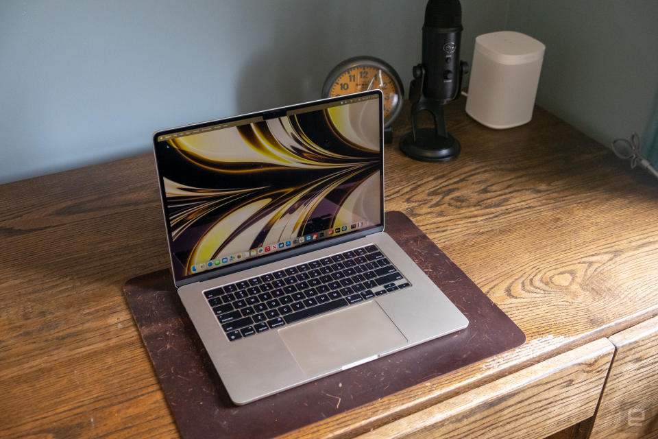 Apple MacBook Air (15-inch, M2)