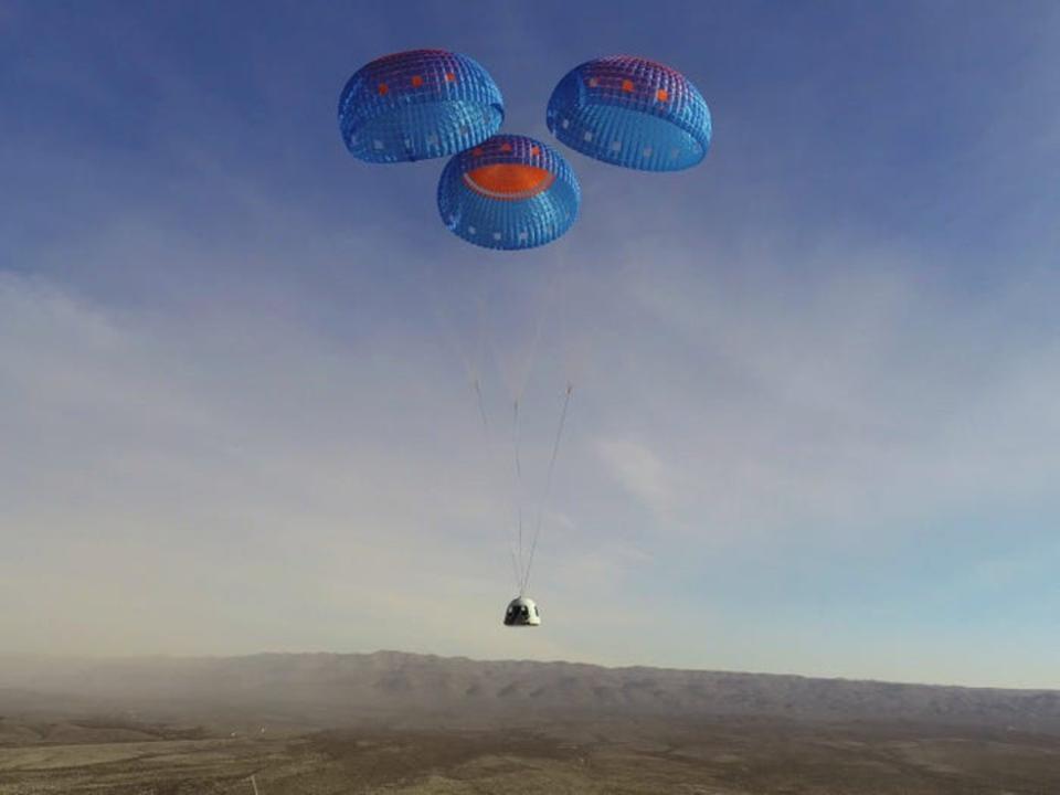 Am 14. Januar 2021 landete die New Shepard-Besatzungskapsel mit einem Fallschirm auf dem Startplatz Eins von Blue Origin in Texas. 