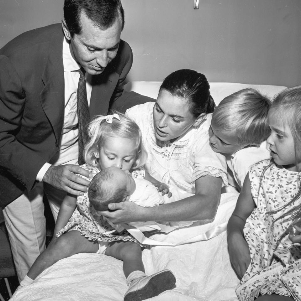 Miguel Bosé conoció a su único hermano en 1962, pero el pequeño Lucas falleció un mes después de nacer por una infección. Sus dos hermanas pequeñas son Lucía y Paola Dominguín, de 62 y 59 años respectivamente. (Foto: Gianni Ferrari / Getty Images)