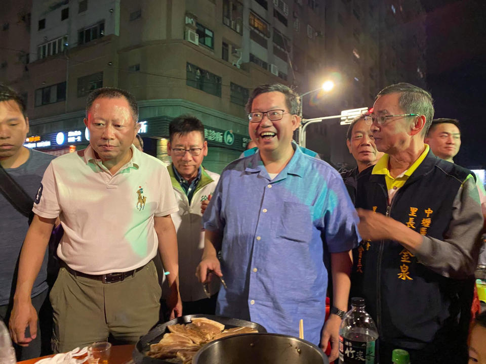 中秋節連假首日，桃園市中壢區1日晚間舉辦封街烤肉活動，約有萬人參與，桃園市長鄭文燦（前右2）也現身與民眾同樂。(中央社)