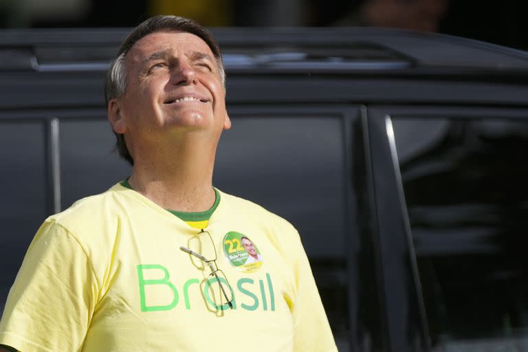 Jair Bolsonaro, al llegar a una escuela militar de Río de Janeiro para votar. (AP Photo/Silvia Izquierdo)