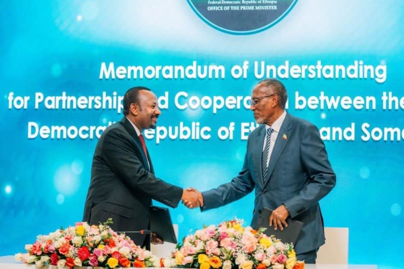 <cite>2024年1月1日，衣索比亞總理阿比（左）和索馬利蘭總統阿布迪簽署備忘錄。（翻攝X平台）</cite>