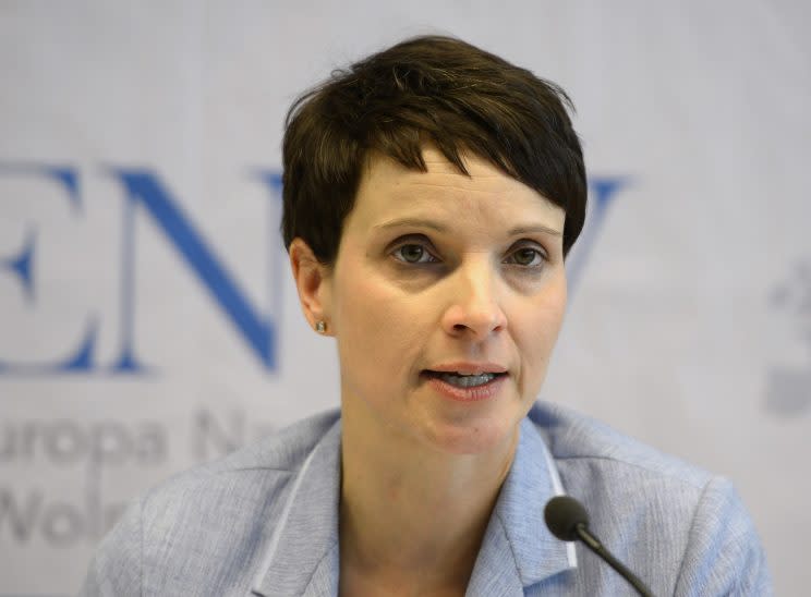 Die Vorsitzende der AfD, Frauke Petry, möchte zur Bundestagswahl 2017 mit einer ganzen „Spitzen-Mannschaft“ antreten. (Bild: AFP)