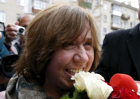 Belarussian author Svetlana Alexievich holds flowers as she arrives to attend a news conference in Minsk, Belarus, October 8, 2015. REUTERS/Vasily Fedosenko