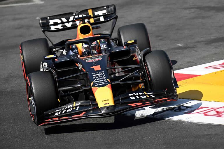 El Red Bull de Max Verstappen por las calles de Mónaco el año pasado; el neerlandés podría tener un panorama menos sencillo este fin de semana