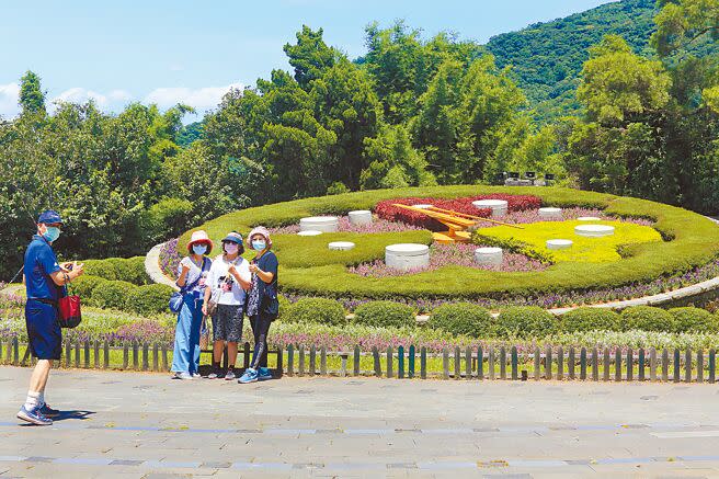 陽明山國家公園因應中央疫情指揮中心最新指示，7月13日起開放鬆綁各項遊憩服務措施，戶外景點部分，開放各登山步道，15日已有民眾攜家帶眷到花鐘前合影。（張鎧乙攝）