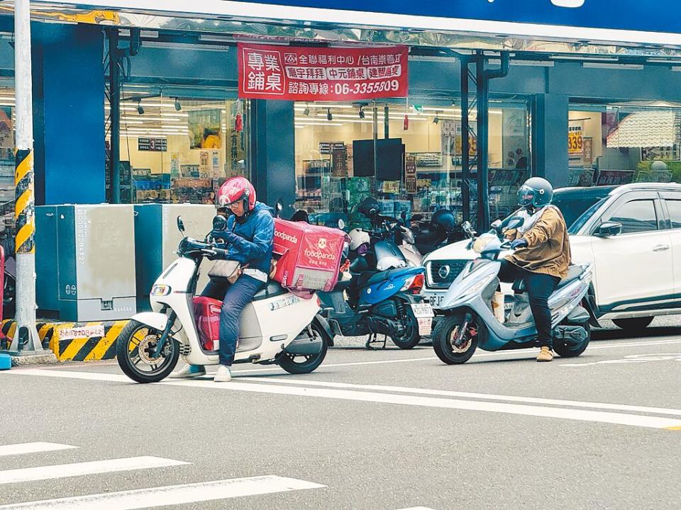 台南市環保局為鼓勵外送員改騎電動機車，落實減碳，今年下半年將首度於秋冬空品不良季節，針對騎乘電動機車且接單達一定規模者，首創祭出補助月租費。（曹婷婷攝）