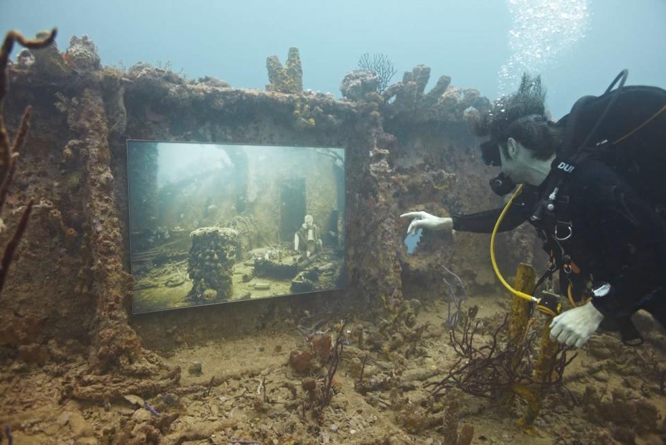 Un buzo recorre la exhibición "The Sinking World" en el naufragado barco "SS Stavornikita", en las aguas de Barbados, en el mar Caribe.