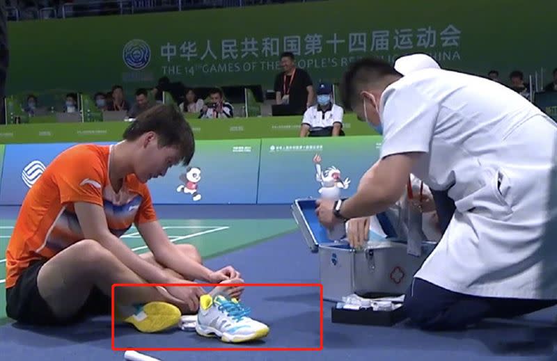 陳雨菲比賽穿「中國品牌球鞋」腳被割傷！代言人肖戰慘被網罵慘