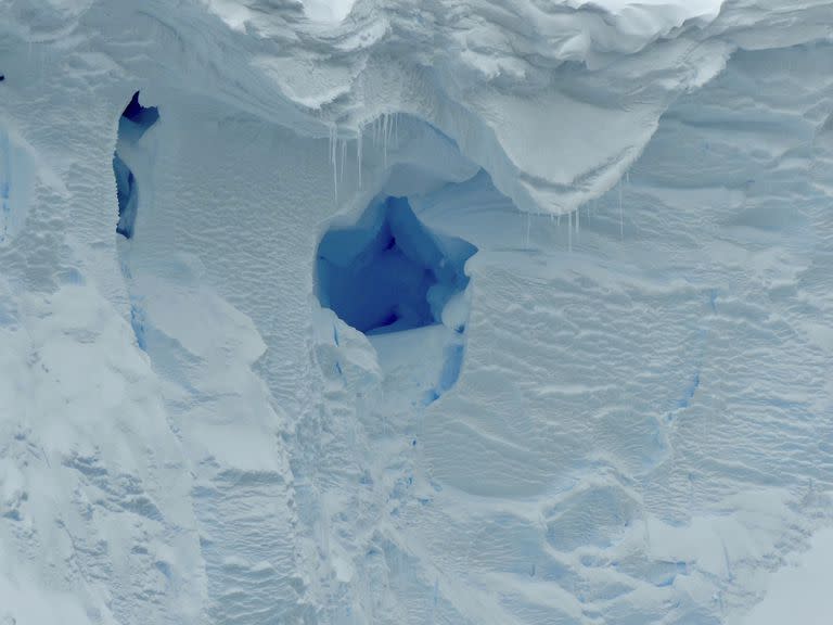 Foto provista por el British Antarctic Survey de un agujero en el glaciar Thwaites. (David Vaughan/British Antarctic Survey via AP)