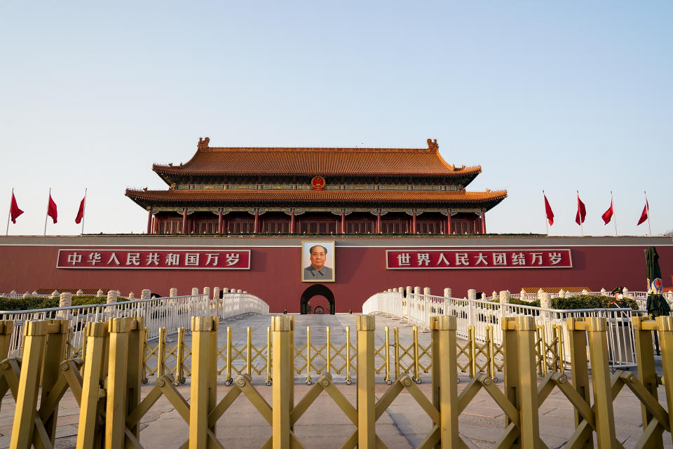 Un oficial con mascarilla vigila la Puerta de Tiananmén de Pekín (China), el 22 de marzo. (Foto: Lintao Zhang / Getty Images).