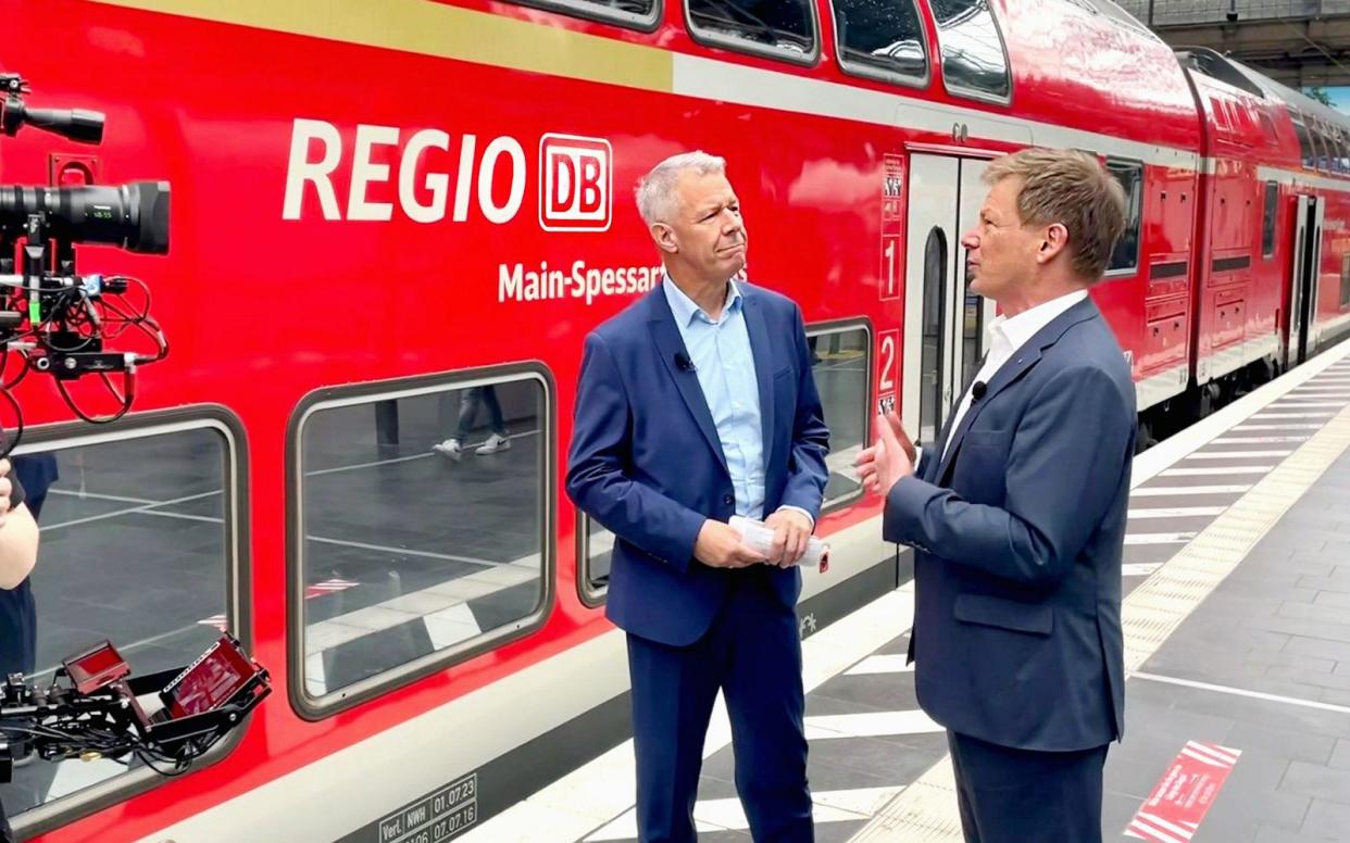 Kriegen wir Deutschen es einfach nicht hin? Peter Kloeppel (links) befragte Richard Lutz, Chef der Deutschen Bahn. (Bild: RTL / Christian Schürmann)