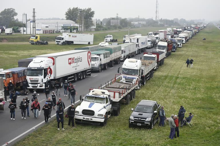 Un paro de fleteros en demanda de una actualización de tarifas mantiene Paralizados este lunes los accesos a los puertos y procesadoras oleaginosas del Gran Rosario y el denominado Polo Agroexportador de la provincia de Buenos Aires.