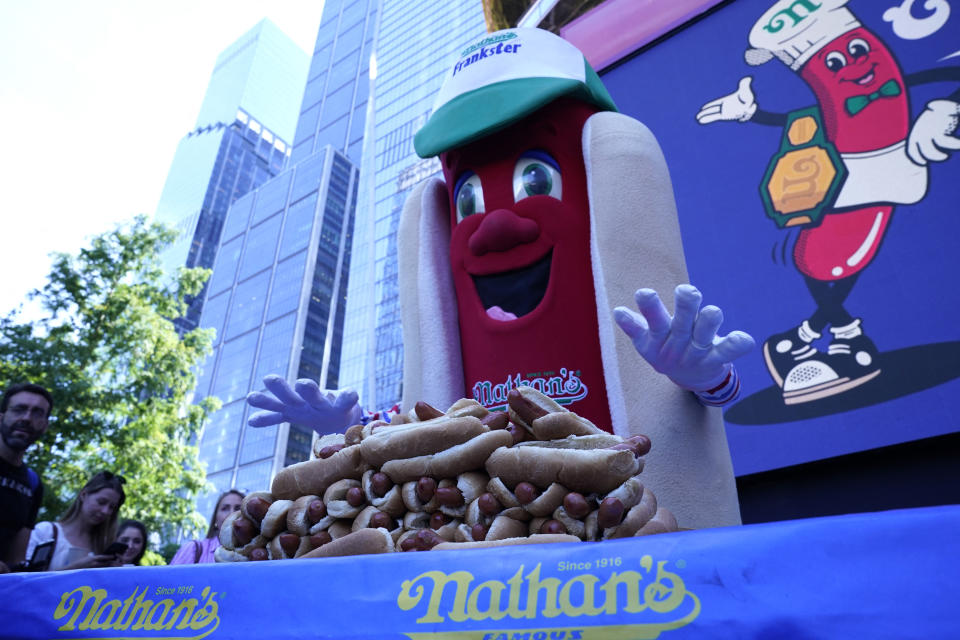 Una bandeja de perros calientes de Nathan's Famous Fourth of July International Hot Dog-Eating Championship en Hudson Yards de Nueva York el pasado 3 de julio antes de la competencia. (Foto: TIMOTHY A. CLARY/AFP via Getty Images)