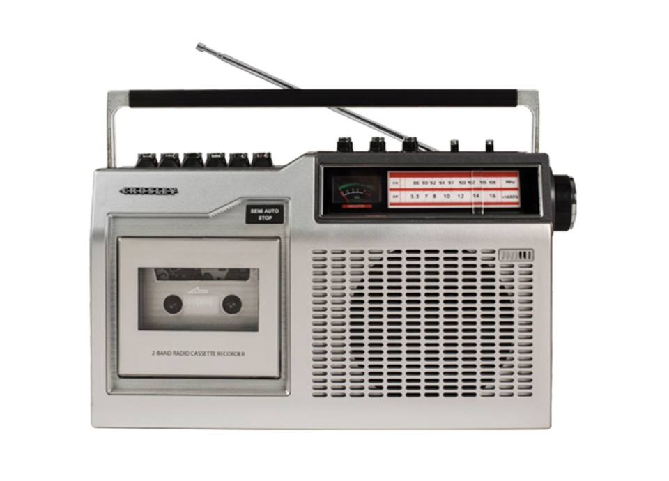 <p>Il CT200 Cassette Player di Crosley è il nuovo registratore di audiocassette appena lanciato sul mercato. Con un design volutamente vintage che rimanda agli anni Settanta-Ottanta, questo player per audiocassette ha anche la funzione radio am/fm, lo stop automatico programmabile per la riproduzione di cassette, il tasto di registrazione, un microfono incorporato, l’antenna estendibile e il jack per le cuffie. Prezzo: 79,99 euro su crosleyradio.com </p>