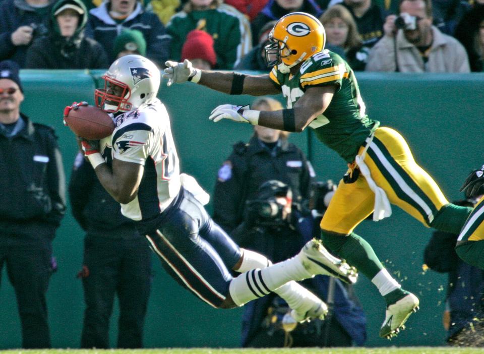 Benjamin Watson hauls in a 8-yard touchdown pass form Tom Brady in the third quarter as Packers' Marquand Manuel tries to break up the pass in 2006.