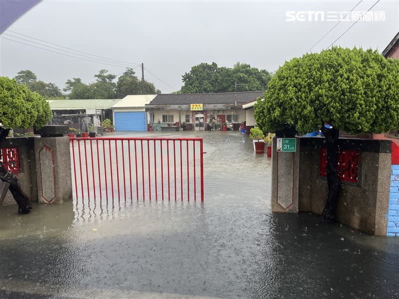 氣象局發布大雨特報，台南七股區低窪地區積水。（圖／翻攝畫面）