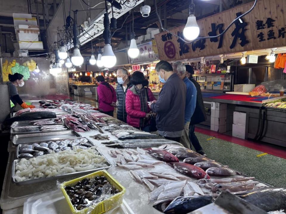 民眾可至新竹漁港魚產品直銷中心購買新鮮魚貨。（新竹市政府提供）