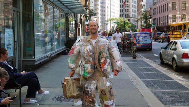 Durante un mes, Rob cargó en su cuerpo toda la basura que produjo. Crédito: Non Stop People