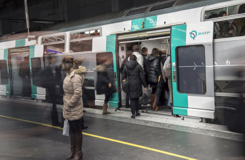El Metro de Francia fue la sede de un evento inesperado. Foto: Twitter.com/RER_A