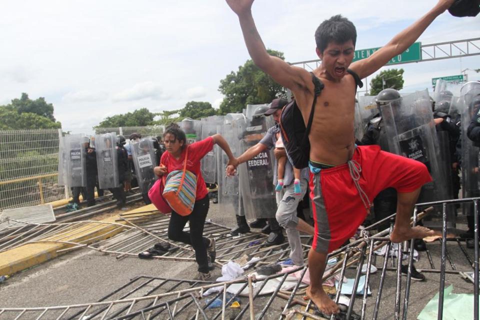 FOTOS | Migrantes rompen cerco fronterizo e ingresan a México