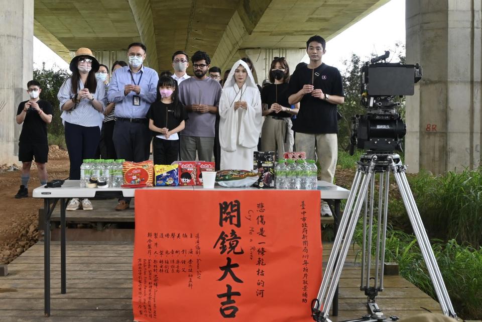 《悲傷是一條乾枯的河》於台中沙鹿休閒景館步道舉辦開鏡儀式。   台中市政府/提供