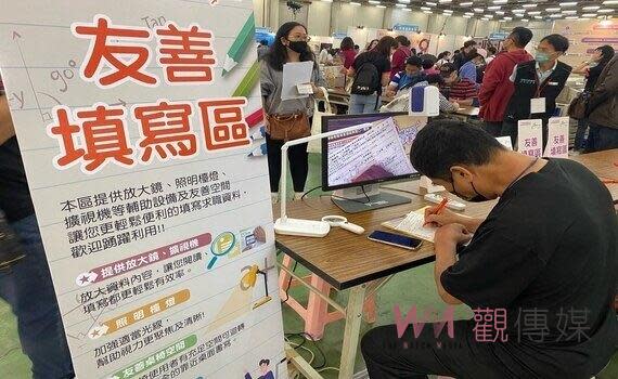 （觀傳媒中彰投新聞）【記者廖妙茜/台中報導】勞動部提供多元職業重建資源促進身心障礙者就業，勞動力發展署中彰投分署聯合轄內臺中市、彰化縣及南投縣等三縣市政府於4月23日在臺中世界貿易中心2館共同舉辦「113年身心障礙者職業重建服務體驗暨徵才活動」，現場除提供服務資源資訊外，更有34家企業提供逾600個就業機會。甫於去年12月風光上市的顯示器領頭羊華凌光電，一次釋出21個工程師職缺，薪資上看7萬元，現場還可透過VR實境體驗工作內容，歡迎身心障礙者踴躍參與。