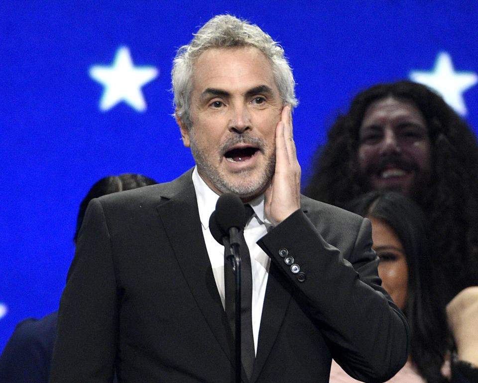 Alfonso Cuarón reacciona tras ganar el premio a la mejor película con "Roma" en la 24ta edición de los Critics' Choice Awards, el 13 de enero de 2019, en el Barker Hangar, Santa Mónica, California. (Foto de Chris Pizzello/Invision/AP)