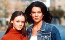 "Kaffee, Kaffee, Kaffee": Dieses Zitat von Lorelai Gilmore (Lauren Graham, rechts) beschreibt ihren Charakter wohl am besten. Die alleinerziehende Mutter liebt das wachmachende Getränk ebenso wie Filme und Junkfood. Ein Glück, dass sie diese Vorlieben mit ihrer Tochter Rory (Alexis Bledel) bei gemeinsamen Filmabenden oder Besuchen in Luke's Diner teilen kann. (Bild: Getty Images / Warner Bros. / Delivered by Online USA)