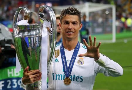 Imagen de archivo del delantero Cristiano Ronaldo posando con la Liga de Campeones del fútbol europeo al derrotar con el Real Madrid a Liverpool en Kiev, mayo 26, 2018. REUTERS/Hannah McKay