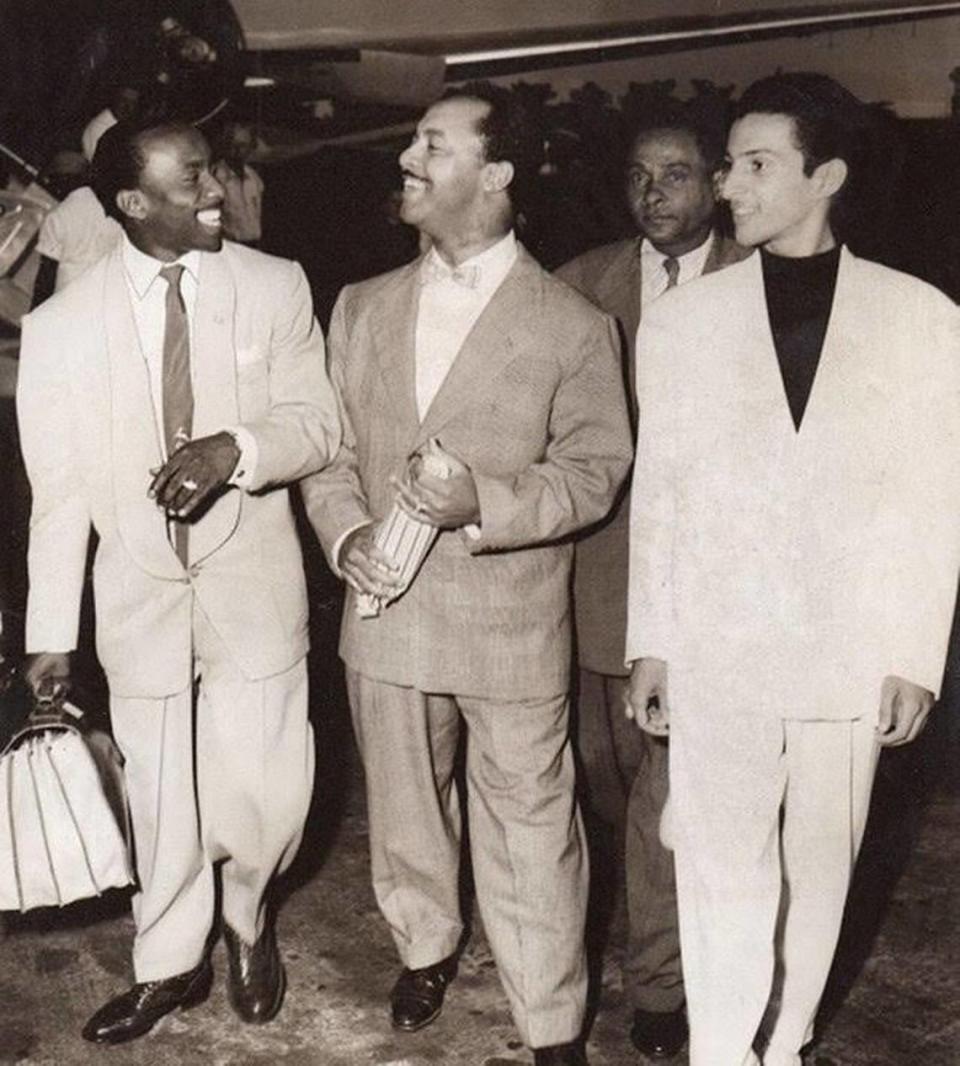 El negrito Silva, Pérez Prado y el bailarin Frank, de regreso a La Habana, 4 de febrero de 1954.