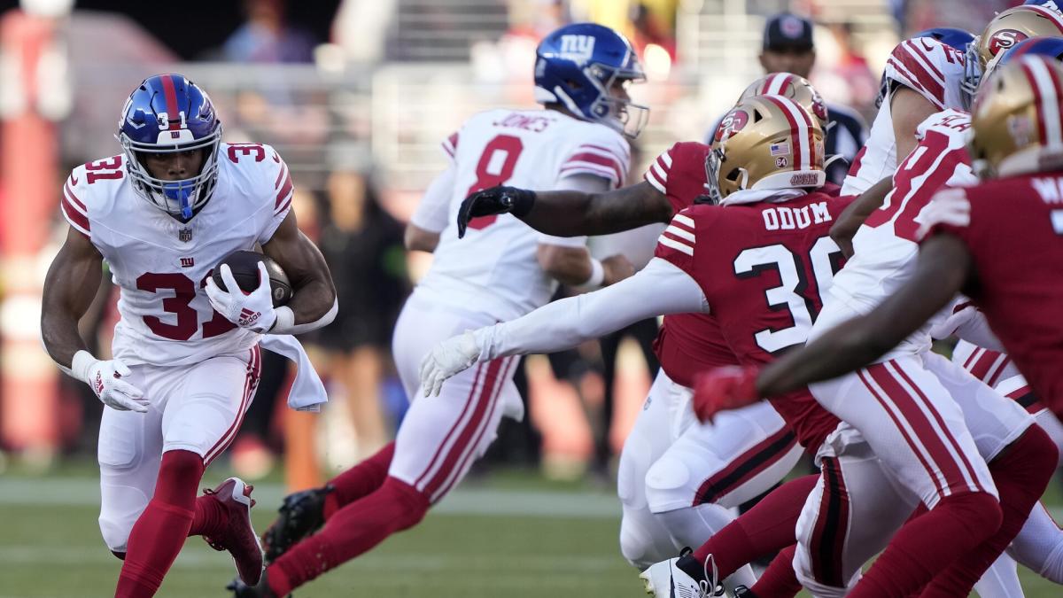 New York Giants quarterback Daniel Jones improvises and finds streaking  running back Matt Breida for 22-yard gain